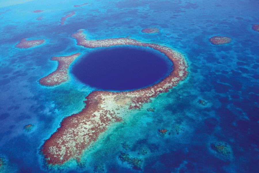 Otoczona turkusowym morzem i pierścieniem żywej rafy Great Blue Hole jest podwodną studnią o głębokości 124 m i szerokości 300 m.