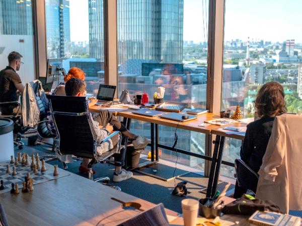 Czy pracujący przez dwie dekady z ludźmi, w gwarze i hałasie nauczyciel ma szansę odnaleźć się w samotniczej pracy ogrodnika?