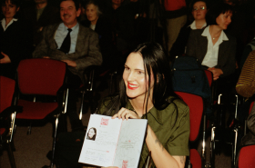 Swój Paszport dumnie pokazuje fotografom Agnieszka Chylińska (2001 r.).