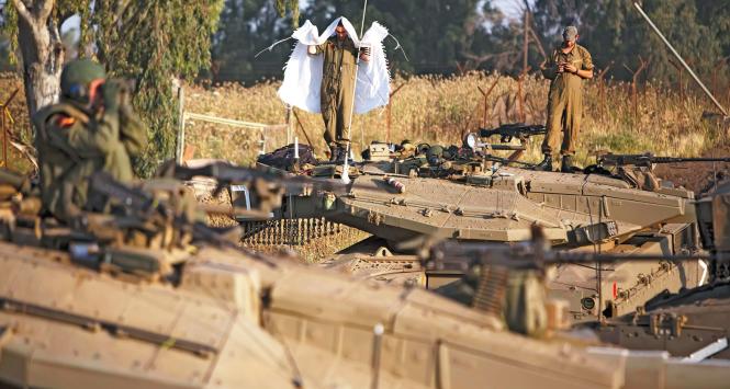 Modlący się żołnierze z oddziału izraelskich czołgów, stacjonującego na Wzgórzach Golan w pobliżu granicy z Syrią, maj 2013 r.