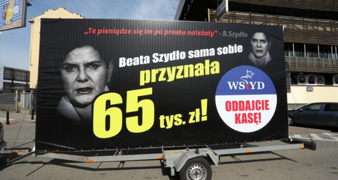 Kampania billboardowa Platformy Obywatelskiej dotycząca nagród finansowych.