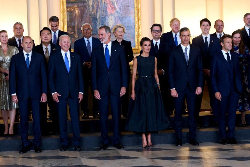 Zdjęcie rodzinne na początek szczytu NATO w Madrycie. W środku hiszpanska para królewska, po lewej prezydent USA Joe Biden.
