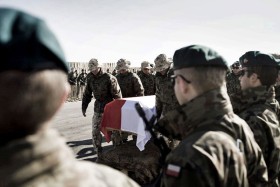 Za chwilę trumna zostanie wniesiona na pokład śmigłowca, który zabierze ciało do bazy w Bagram. Stamtąd odleci do Polski