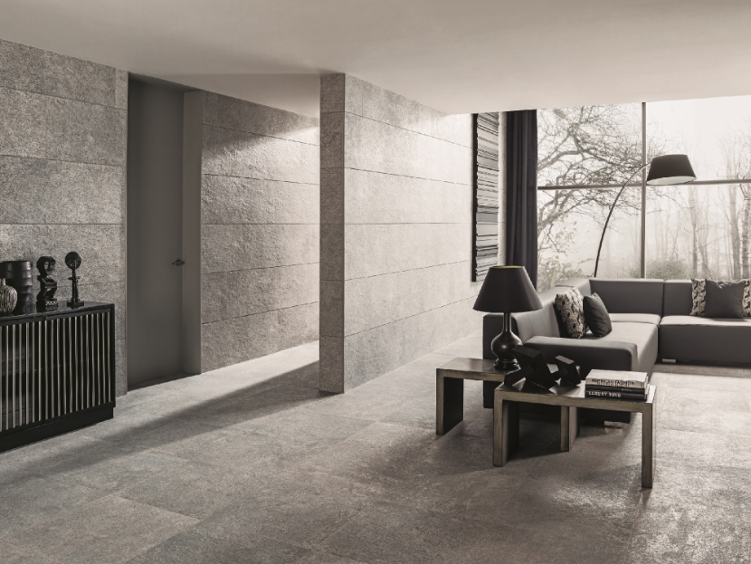 Minimalistyczna aranżacja salonu z wykorzystaniem jednego z aktualnych trendów - płytek ceramicznych i gresowych inspirowanych surowym betonem.Podłoga – płytki gresowe VENIS Cosmos 59,6x59,6Ściana – płytki ceramiczne VENIS Cosmos 45x120