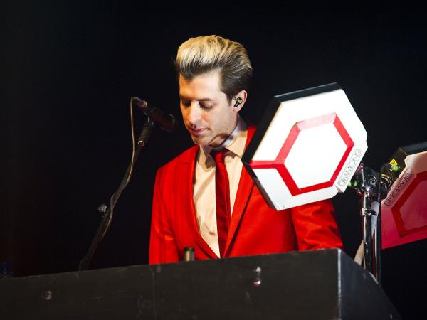 Ronson surfuje po dekadach sprawnie jak nikt: potrafi wydobyć brzmienie lat 60., znaczną część gwiazd lat 70. poznał osobiście, a na ostatniej płycie „Record Collection” odwołuje się do lat 80.