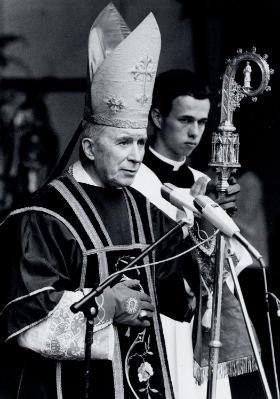Abp Marcel Lefebvre(1905–91), francuski duchowny, który odrzucił Sobór Watykański II jako akt zdrady względemtradycji, Kościołai wiary (fot. z 1977 r.).