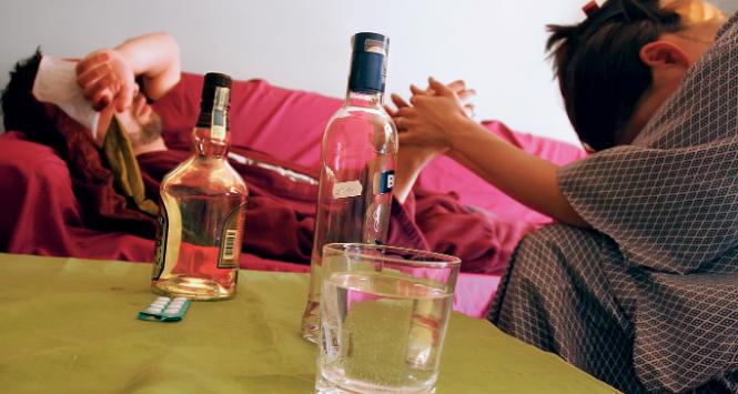 Życie z alkoholikiem przebiega według stałego cyklu:  awantura, ciche dni i przeprosiny, otwierające miodowy miesiąc,  tydzień lub trzy dni.
