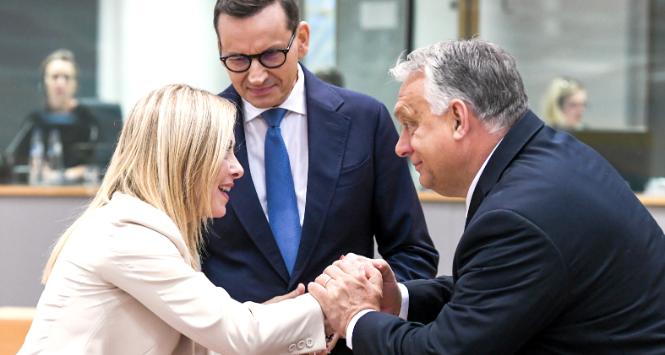 Giorgia Meloni, Mateusz Morawiecki i Viktor Orbán podczas unijnego szczytu w Brukseli, 29 czerwca 2023 r.