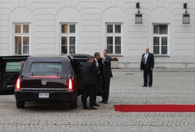 Barack Obama na dziedzińcu Pałacu Prezydenckiego.