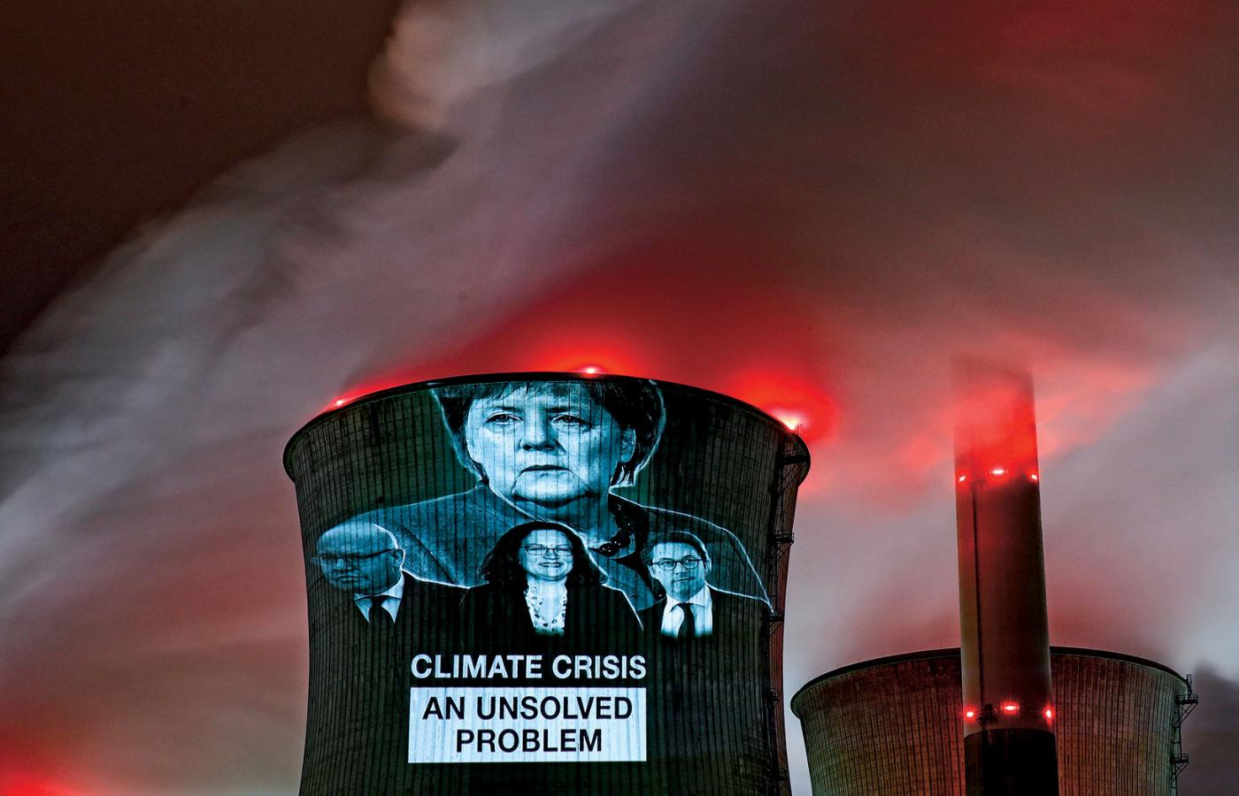 Slajdy na wieży chłodzącej elektrowni w Neurath. Akcja Greenpeace pod hasłem „Kryzys klimatyczny – nierozwiązany problem”.