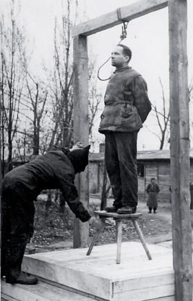 Egzekucja Rudolfa Hoessa, komendanta Oświęcimia-Brzezinki, na terenie byłego obozu koncentracyjnego, 16 kwietnia 1947 r.