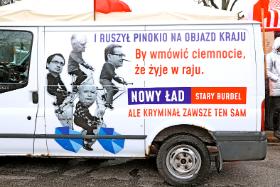 Z rozmów z politykami PiS wynika, że masterplanem na resztę kadencji jest dotrwanie do wyborów w możliwie dobrej kondycji i w pełnym składzie, w czym ma pomóc nie tylko koniunktura międzynarodowa, lecz także wyskrobanie resztek z budżetu.