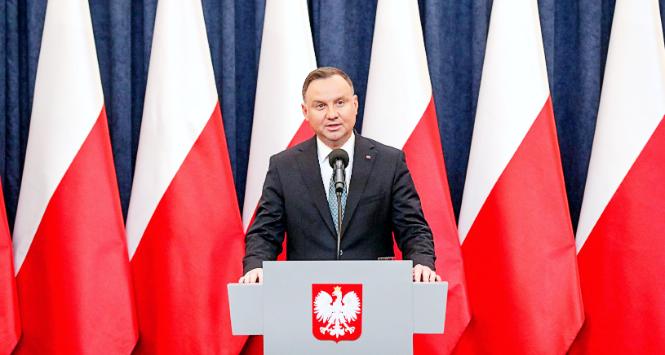 Prezydent RP Andrzej Duda podpisał ustawę nazywaną „lex Tusk” 29 maja 2023 r. Rośnie liczba ekspertów, którzy w proteście rezygnują z prac w radach naukowych i programowych działających przy Prezydencie RP.