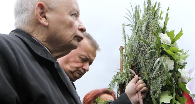 Jarosław Kaczyński i Mariusz Błaszczak z wieńcem