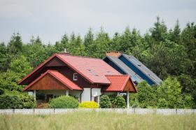 Edward i Beata Szydło posiadają wspólne hektarowe gospodarstwo z dwoma domami.