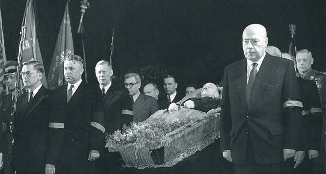 Trumna ze zwłokami Bolesława Bieruta, wystawiona w gmachu KC PZPR, w asyście członków BP. Warszawa, 14 marca 1956 r.
