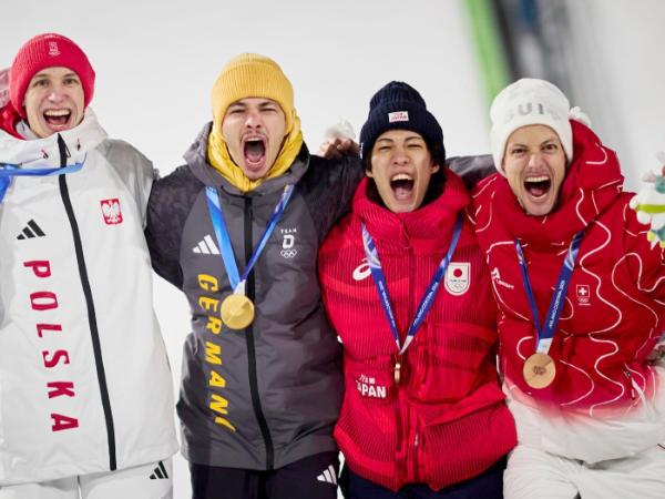 Kacper Tomasiak pierwszy z lewej, ze srebrnym medalem
