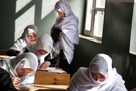 Nauczycielka pilnuje uczennice w trakcie egzaminów w szkole średniej. Sabzak, dystrykt Malistan, 2009