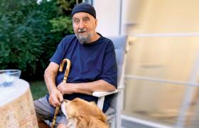 Jego wrodzona wrażliwość, a wręcz delikatność, pozwalała mu do rzeczywistości zachować dystans.