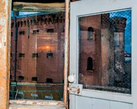 Widok z wieżyczki strażniczej. Mury zamku projektował Henryk Marconi, wybitny architekt włoskiego pochodzenia.