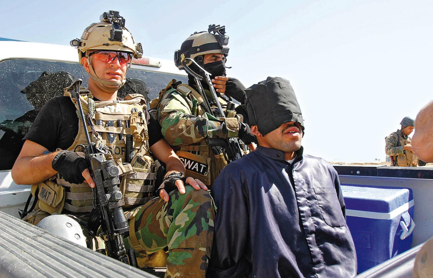 Bojownik IPIL ujęty przez kurdyjskie siły specjalne.