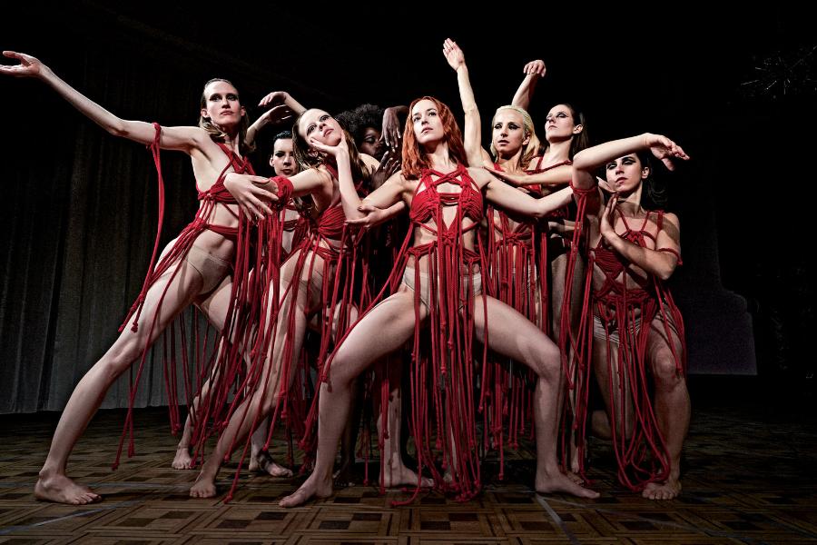 Susie (Dakota Johnson w środku) tańczy z zespołem układ „Volk”.