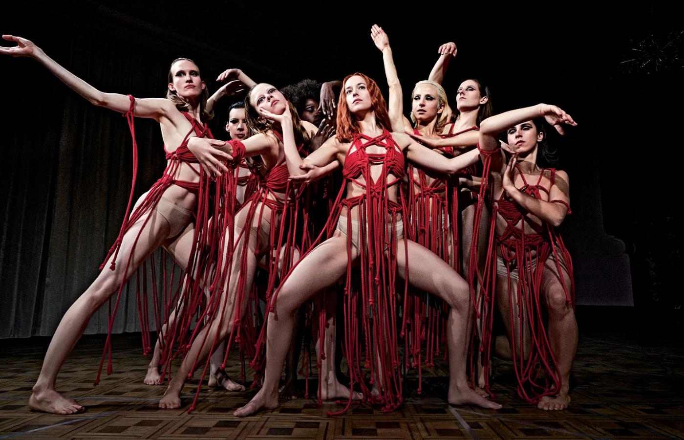 Susie (Dakota Johnson w środku) tańczy z zespołem układ „Volk”.