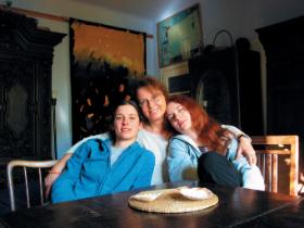 Magdalena Krajewska-Ferenc z córkami Zosią i Lucyną. Wszystko się zmienia. Nie mogę traktować wychowania córek jak muzeum. Chociaż czasem zastanawiam się, czy nie daję im za wiele swobody