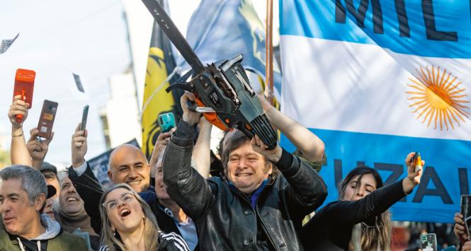 Mówi o sobie, że jest lwem, który nadchodzi, by przebudzić uśpione stado. I że nie jest politykiem – polityka go nie interesuje; politycy to złodziejska kasta.