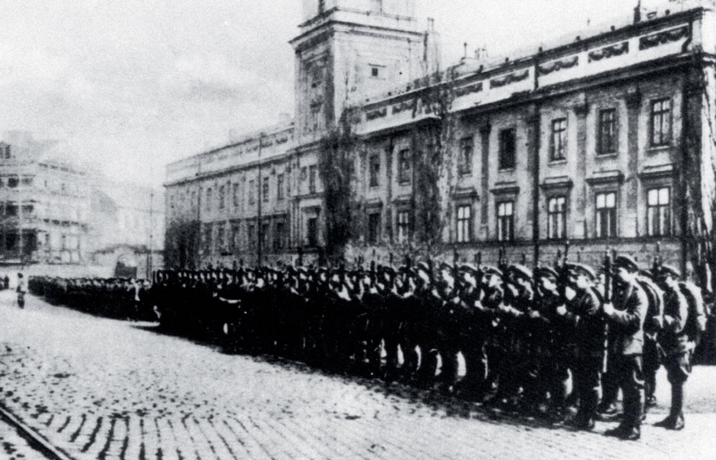 Przegląd jednego z pierwszych oddziałów polskiej piechoty po wypędzeniu zaborców, Warszawa, przed Zamkiem Królewskim, jesień 1918 r.