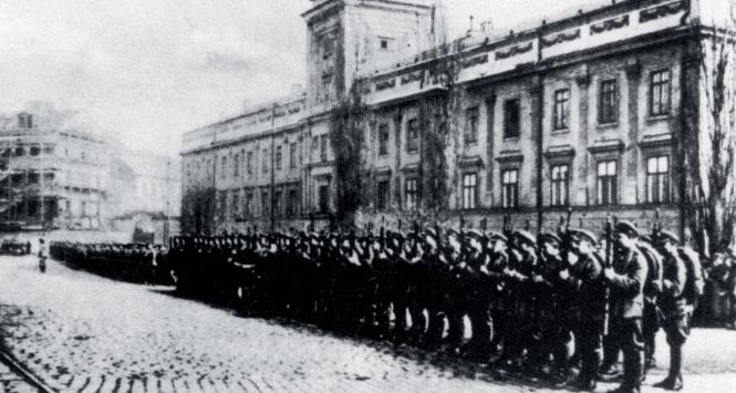 Przegląd jednego z pierwszych oddziałów polskiej piechoty po wypędzeniu zaborców, Warszawa, przed Zamkiem Królewskim, jesień 1918 r.