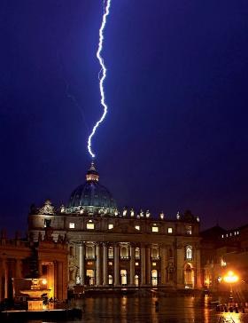 Piorun uderzający w kopułę Bazyliki św. Piotra 11 lutego 2013 r. – w dniu, w którym papież Benedykt XVI ogłosił swoją rezygnację.