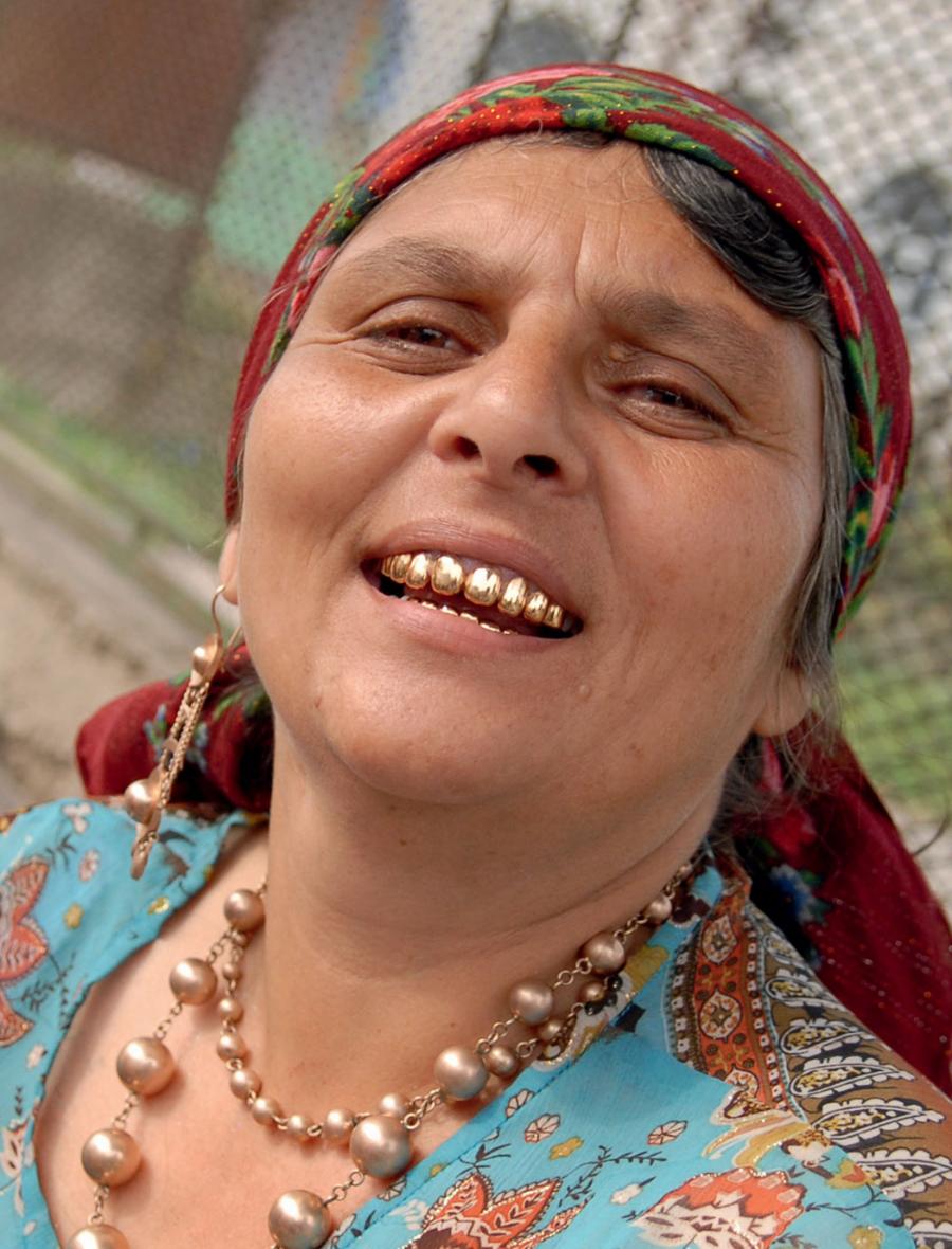 Jeszcze do niedawna oznaką bogactwa było pokrywanie ­zębów złotem. Na zdjęciu Romka zamieszkująca ukraiński region Zakarpacia.