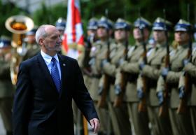 Według Antoniego Macierewicza wykonujemy nasze zobowiązania sojusznicze, bo choć nie jest to misja NATO, to wspieramy w Iraku Amerykanów.