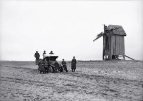 Grupa wojskowych, w tle zniszczony wiatrak, Głuszyce, 1930 r.