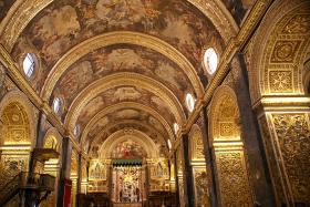 Bogate, wspaniałe barokowe wnętrze stanowi ogromny kontrast w stosunku do skromnej, niemal ascetycznej fasady katedry.