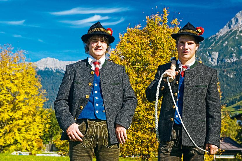 Tyrolczycy szanują zwyczaje przodków. Ludowe stroje dziedziczą z ojca na syna, niektóre mają po sto lat.