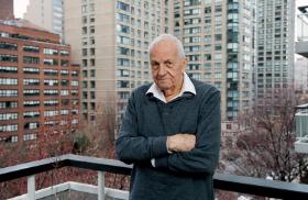 Jerzy Główczewski, pilot 308. dywizjonu, po wojnie wrócił do kraju, gdzie po ukończeniu studiów architektonicznych uczestniczył w odbudowie Warszawy, później wykładał architekturę w Nowym Jorku, napisał wspomnienia „Ostatni pilot myśliwca”; fotografia z 2013 r.