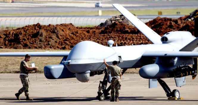MQ-9 Reaper zaparkowany na lotnisku Rafaela Hernandeza w Aguadilli w Portoryko w związku z napięciami wokół Wenezueli, 19 grudnia 2025 r.