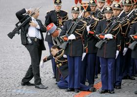 Mdlejący żołnierz Gwardii Republikańskiej podczas Dnia Bastylii, narodowego święta Francuzów obchodzonego 14 lipca.