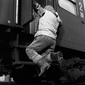 Sprzątaczka na kolanach próbuje dostać się do środka przecież nie po to, by pojechać do Baden-Baden.