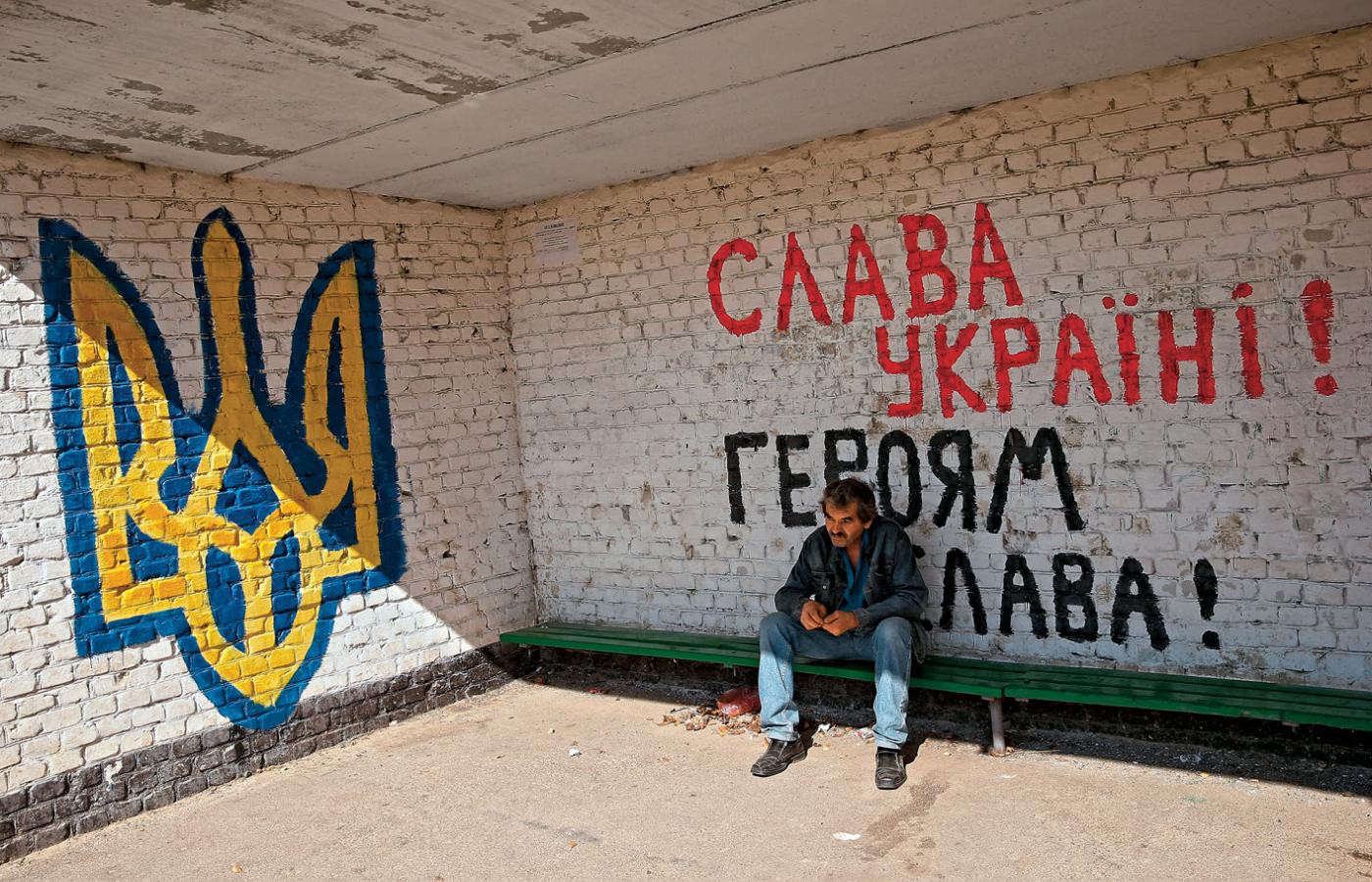 „Chwała Ukrainie, bohaterom chwała!” – przystanek autobusowy w Stradczy na zachodniej Ukrainie