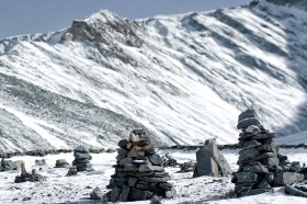 Kopczyki w Kamiennym Gorodku. Z tyłu pomarańczowo-rdzawa część grani zwana Sercem Szamana.