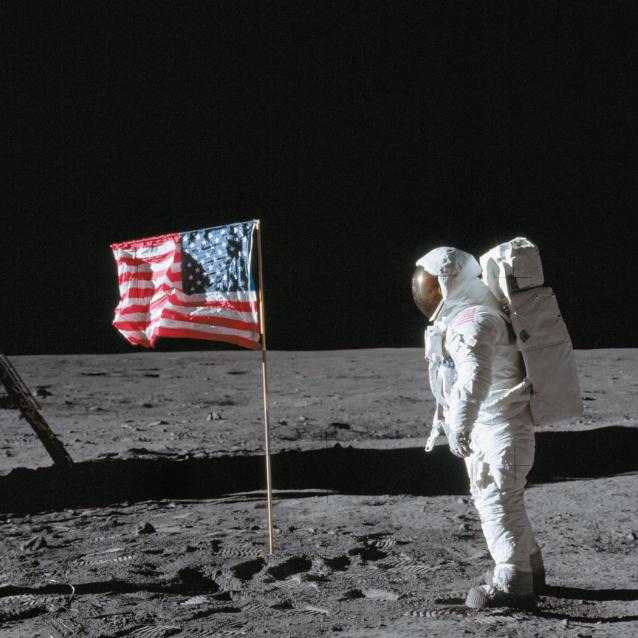 Astronauta Buzz Aldrin stoi przy fladze USA zatkniętej na Księżycu w lipcu 1969 roku.