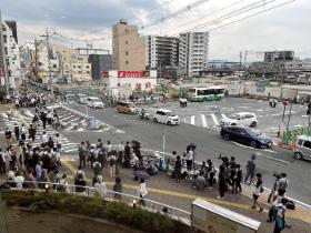 Miejsce zamachu na Shinzō Abe. Kilka godzin po wydarzeniu.