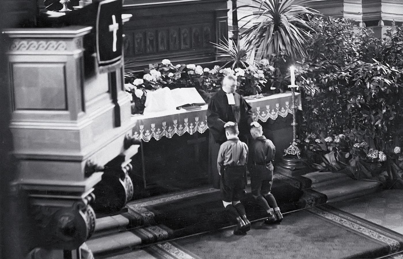 Konfirmacja chłopców z Hitlerjugend w kościele w Berlinie Lichterfelde, 1934 r.