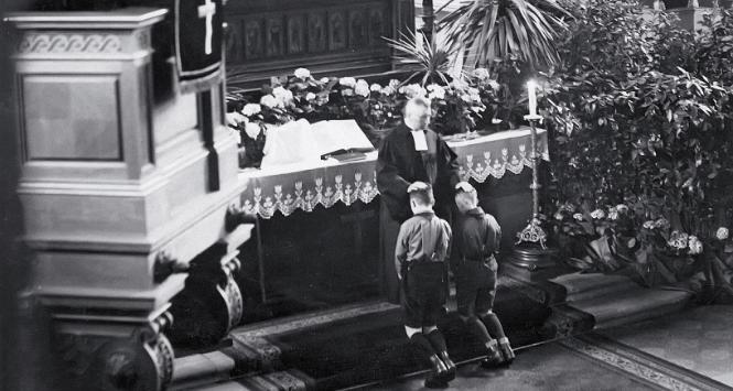 Konfirmacja chłopców z Hitlerjugend w kościele w Berlinie Lichterfelde, 1934 r.