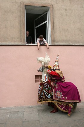 Lajkonik chętnie rozdaje „ciosy” i pobiera „haracz” przy mijanych straganach, czasem mieszkaniach na parterze. Najazdem zagrożone są także sklepy. Szczególnie monopolowe.