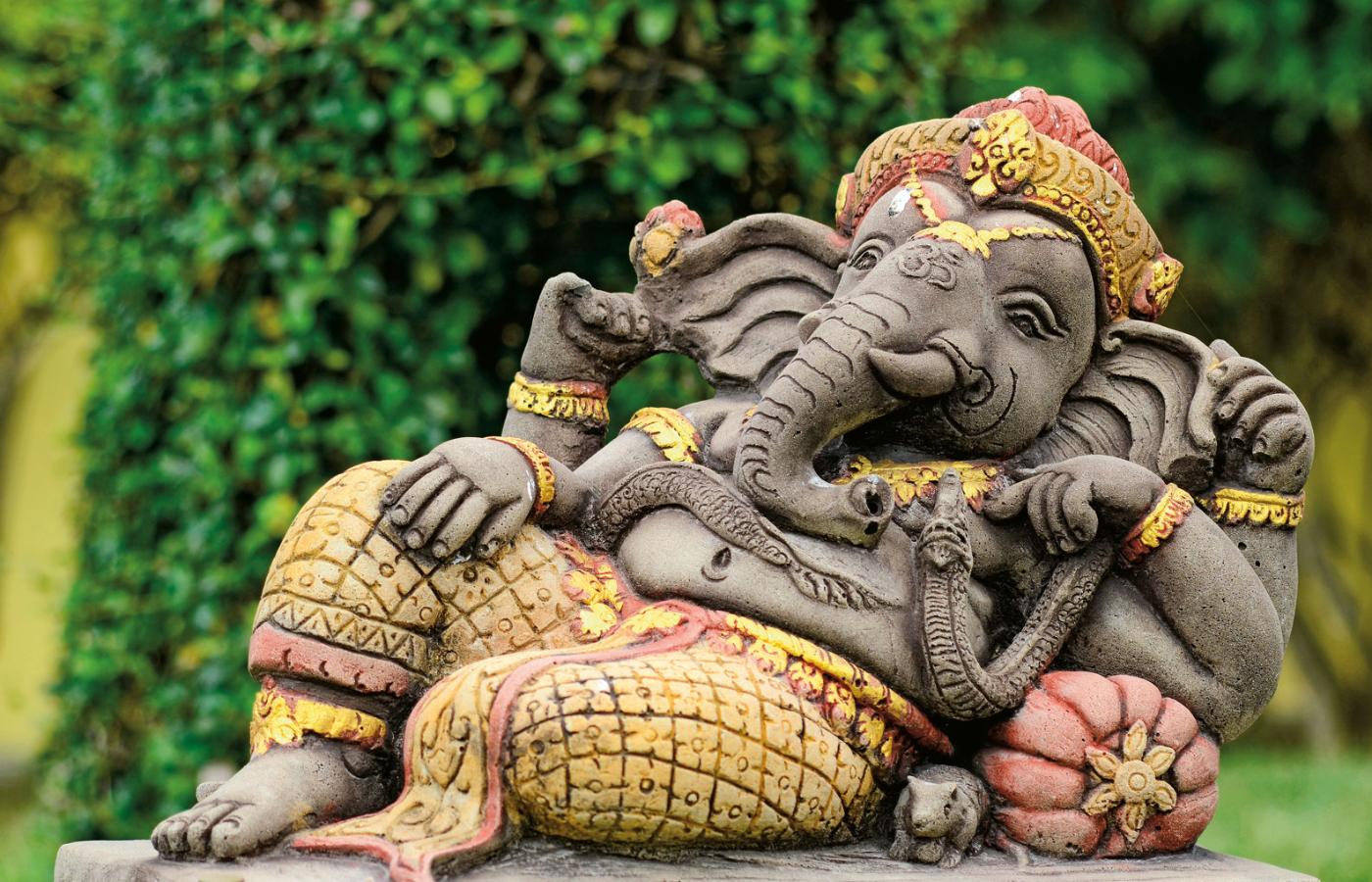 Ganeśa, w sanskrycie – pan zastępów – to bóg ukazywany jako pulchny młody mężczyzna z głową słonia i jednym kłem.