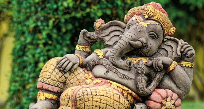Ganeśa, w sanskrycie – pan zastępów – to bóg ukazywany jako pulchny młody mężczyzna z głową słonia i jednym kłem.